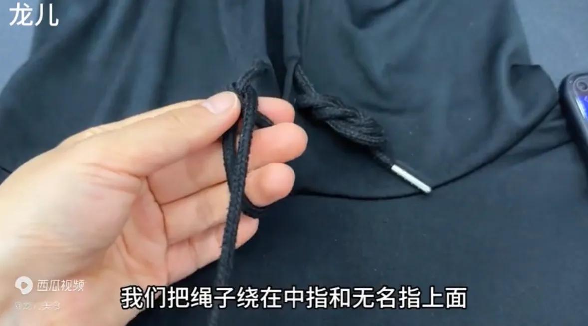 超流行的卫衣绳打结方法,卫衣绳子花样打结法