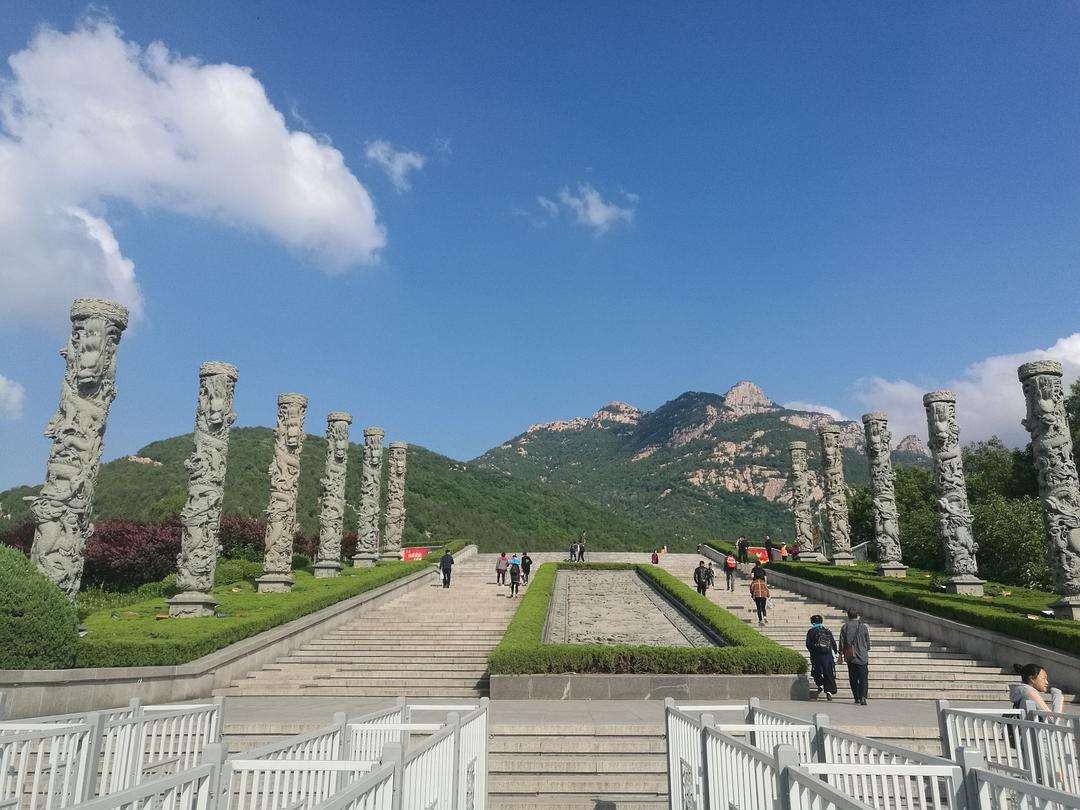 泰山天外村的十二根龙柱代表什么,泰安天外村十个龙柱表示什么