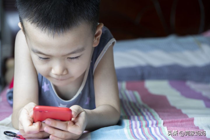 孩子玩手机上瘾家长如何引导,家庭教育防止孩子玩手机上瘾