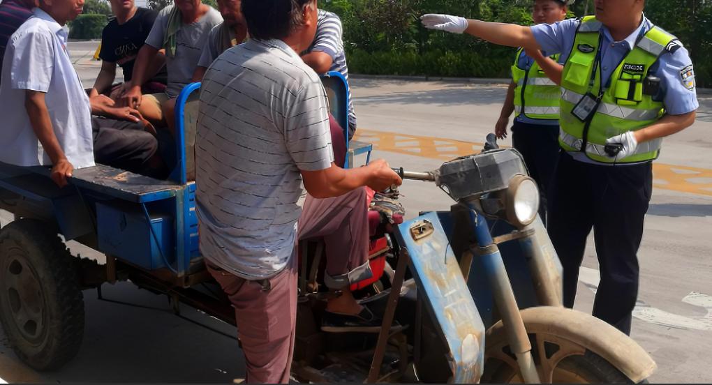 三轮车要戴安全帽吗,三轮车除了行驶证还要什么证