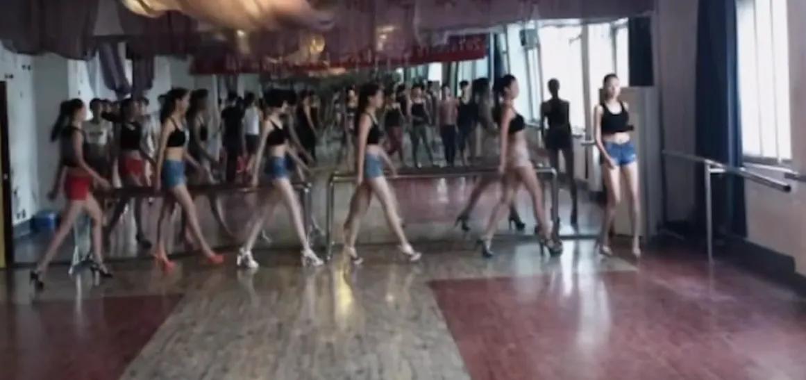 女模特10万元养三胞胎,30岁女模特生下三胞胎