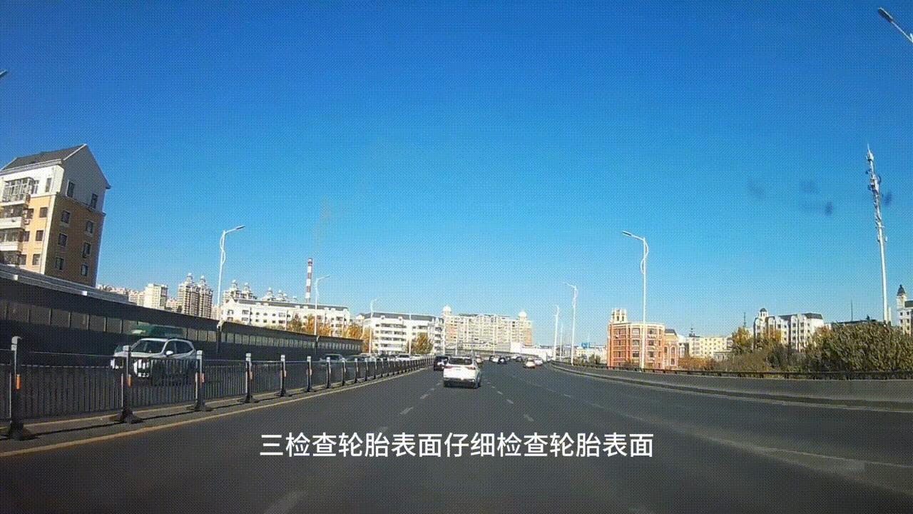 发现轮胎漏气时应紧握方向盘,驾驶机动车发现轮胎漏气