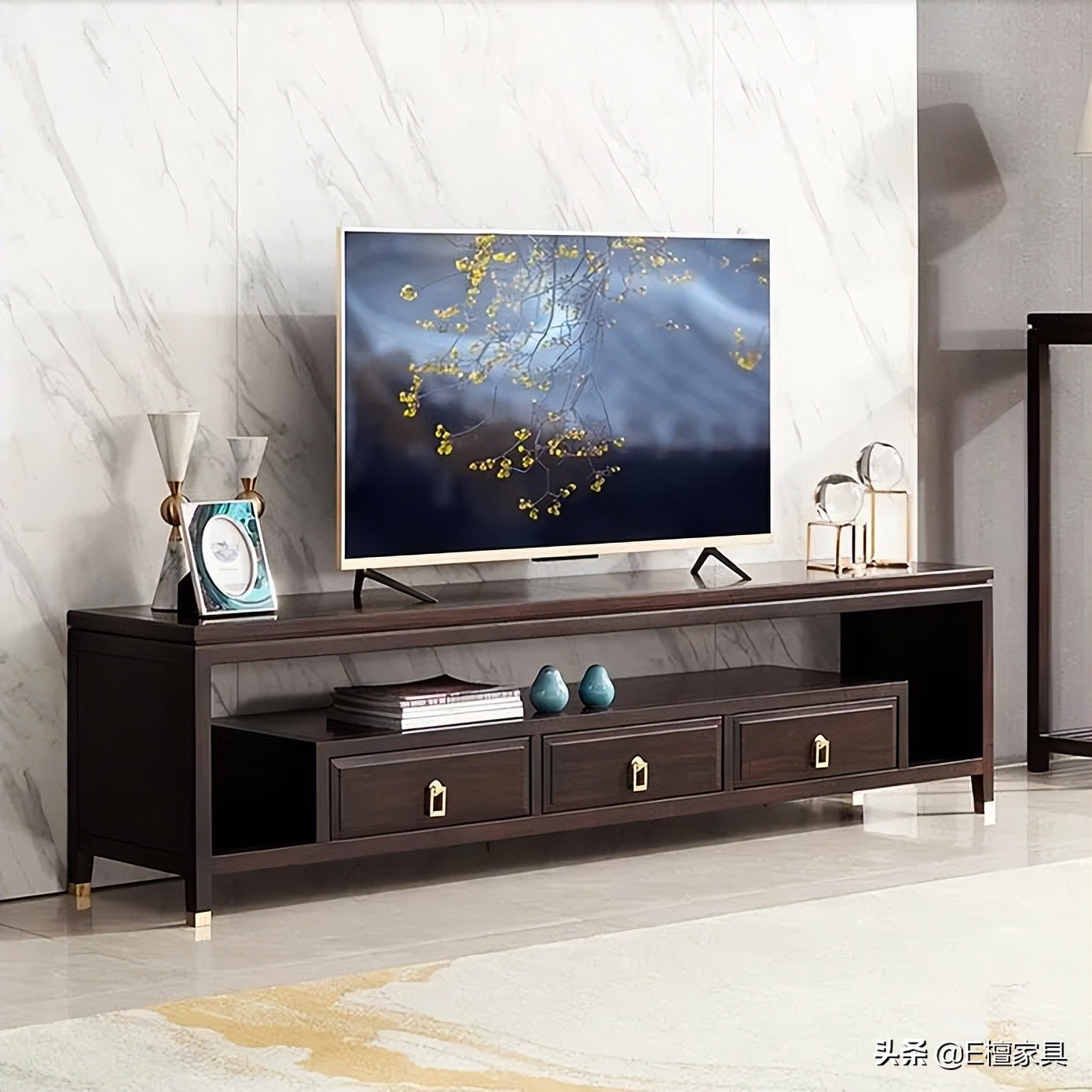 新中式电视柜两边放什么最好,新中式电视柜款式效果图