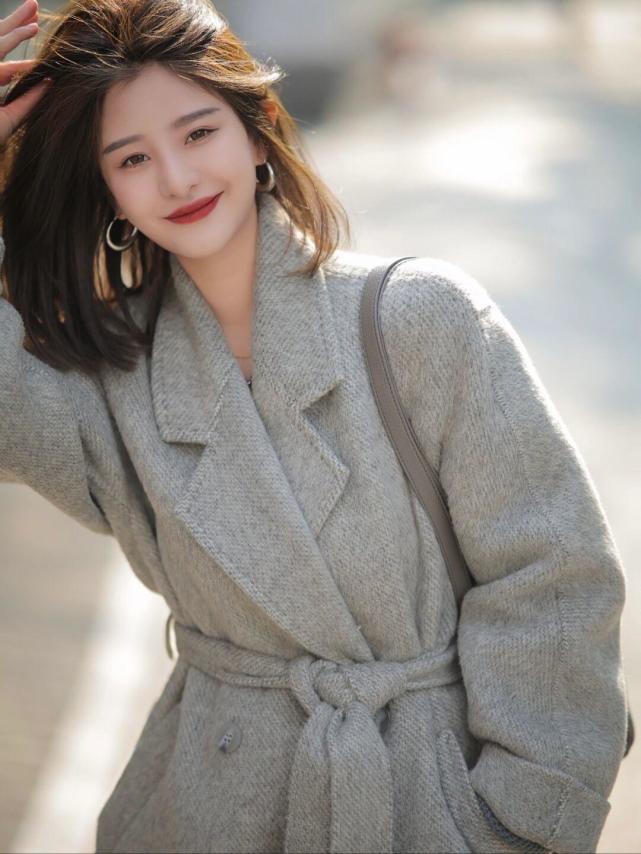 冬季最百搭的大衣颜色,长款大衣想要穿得不臃肿又显气质