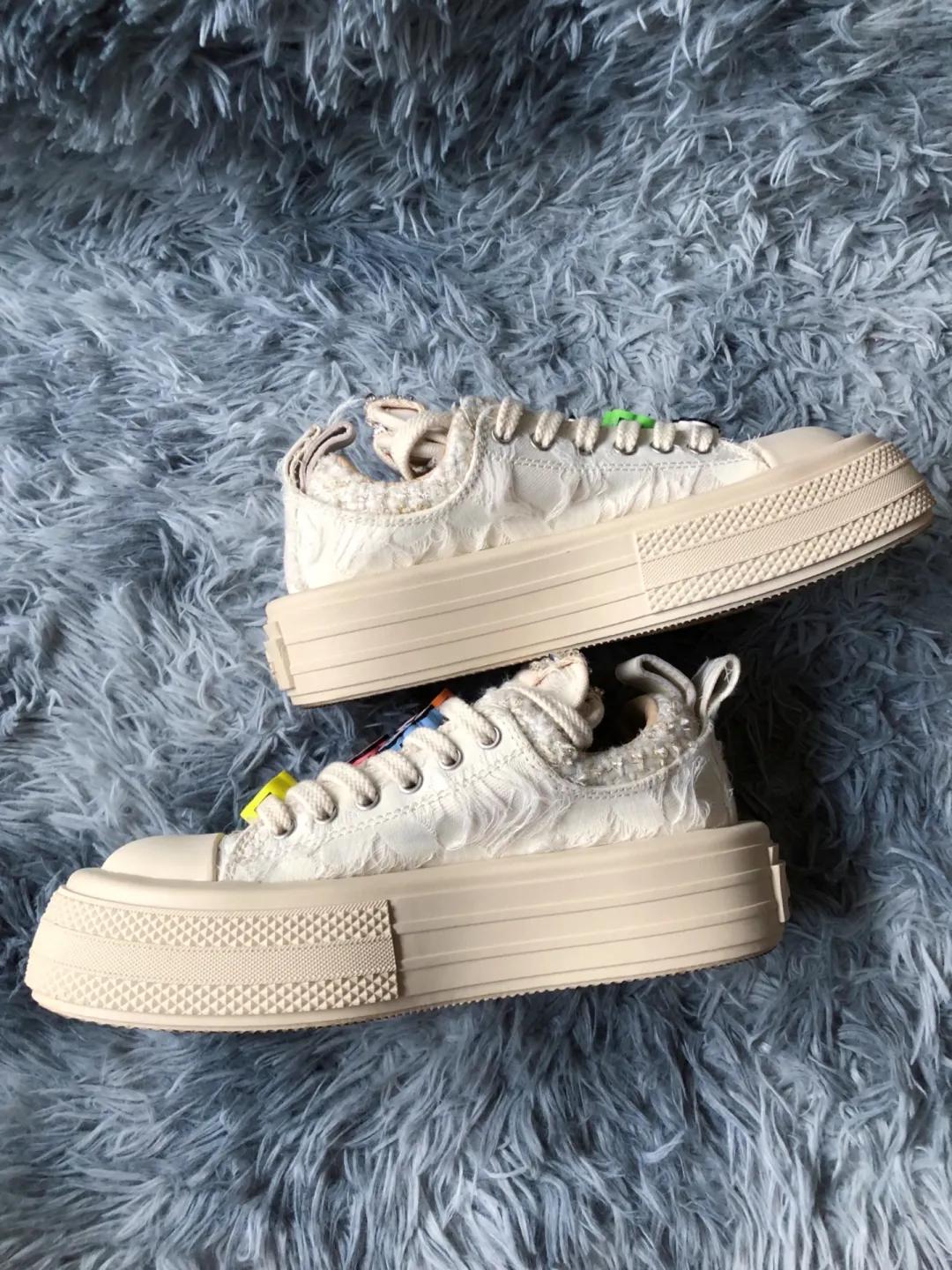 米色厚底鞋穿搭,米色厚底板鞋