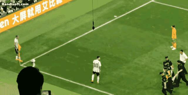 球迷冲入球场拥抱梅西被行拘点评,冲进球场拥抱梅西的道歉视频