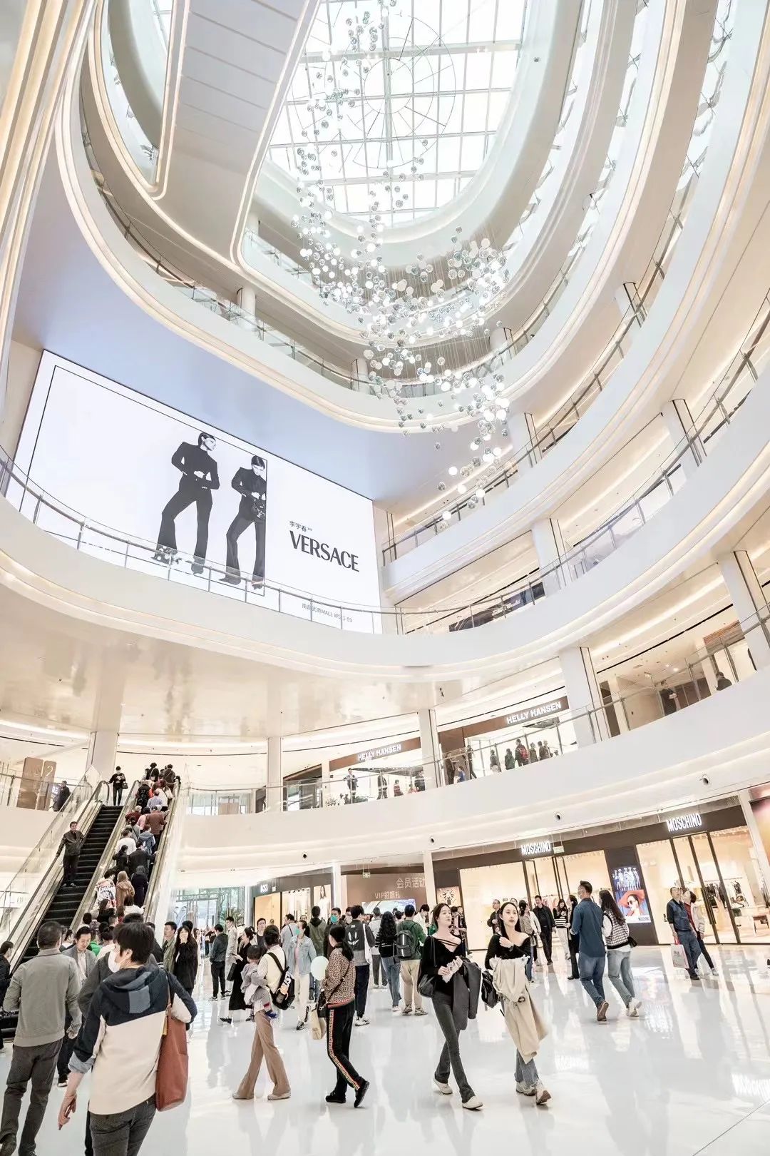 两座“英雄之城”的对望：武商的重奢美学跨省扩圈