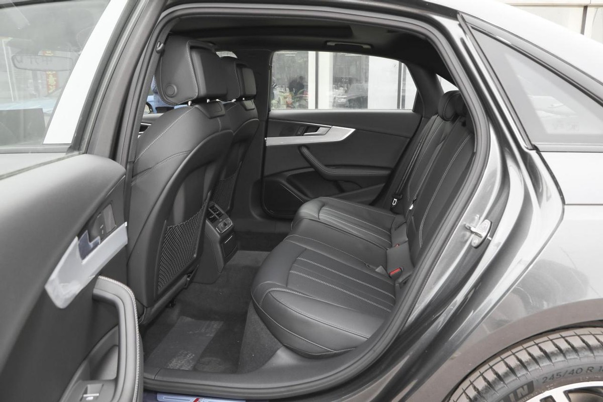 奥迪a4l2019款45tfsiquattro,轴距2.8米以上紧凑型