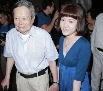 杨振宁教授和翁帆生活照,关于杨振宁教授与翁帆是否有孩子