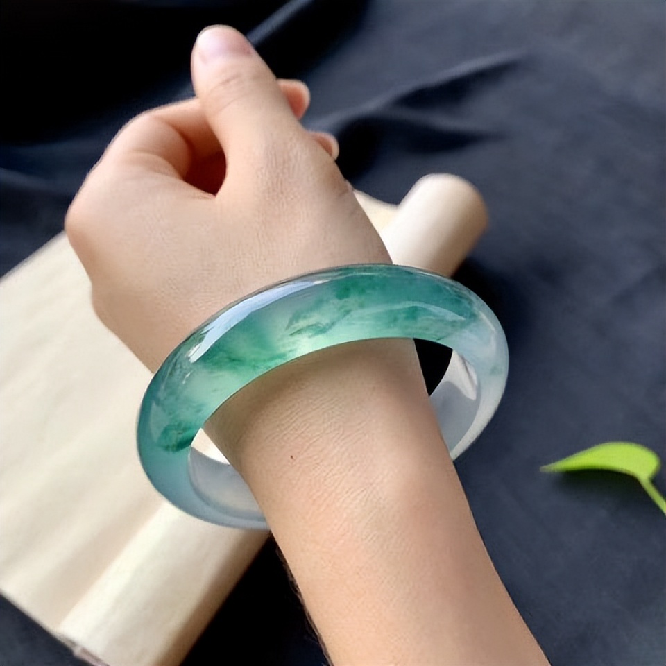 戴好多细纹的手镯对人有影响吗,一直戴的手镯突然变紫是因为什么