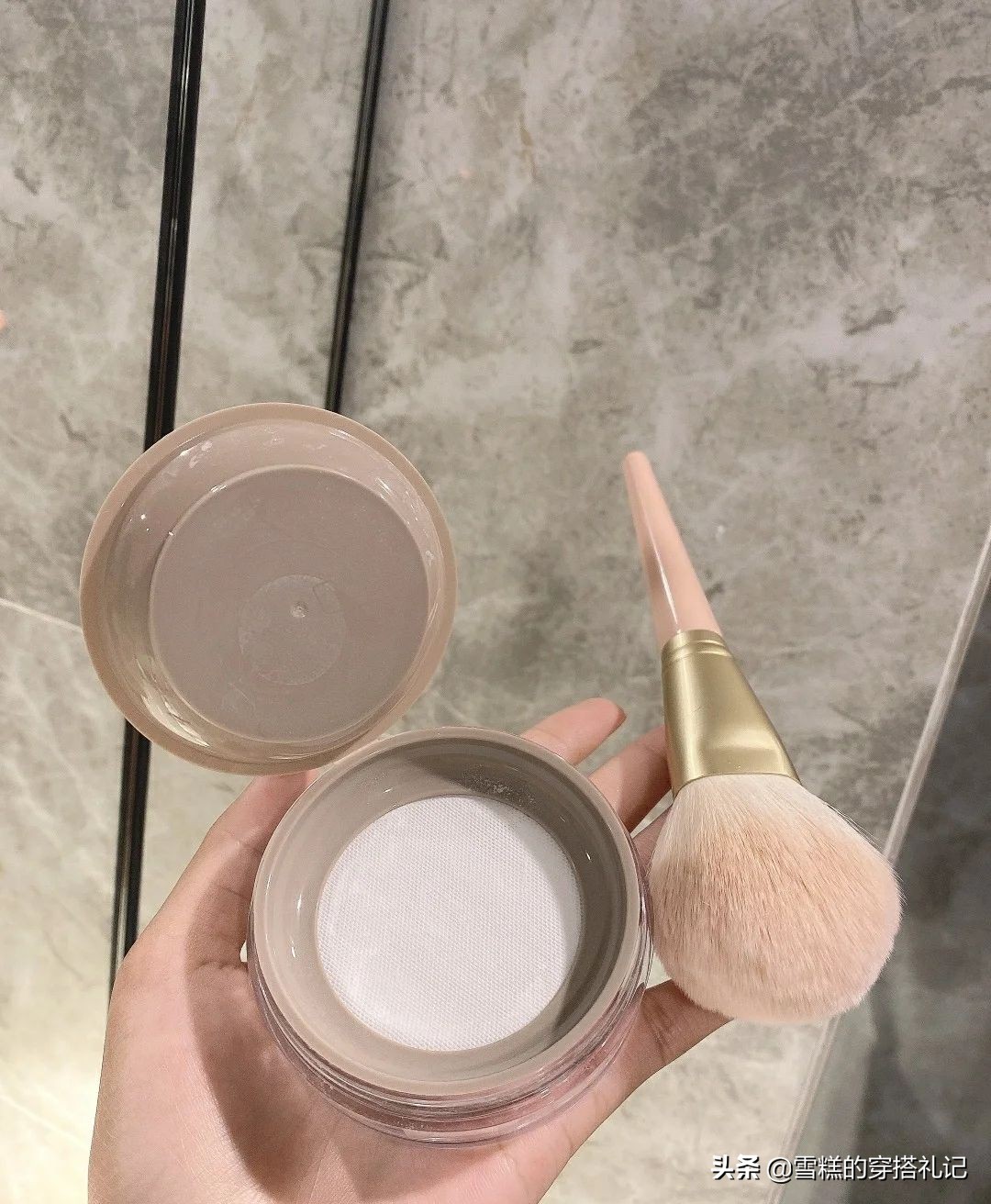 怎么化淡妆显气色,女人应该简单化个淡妆就很好看