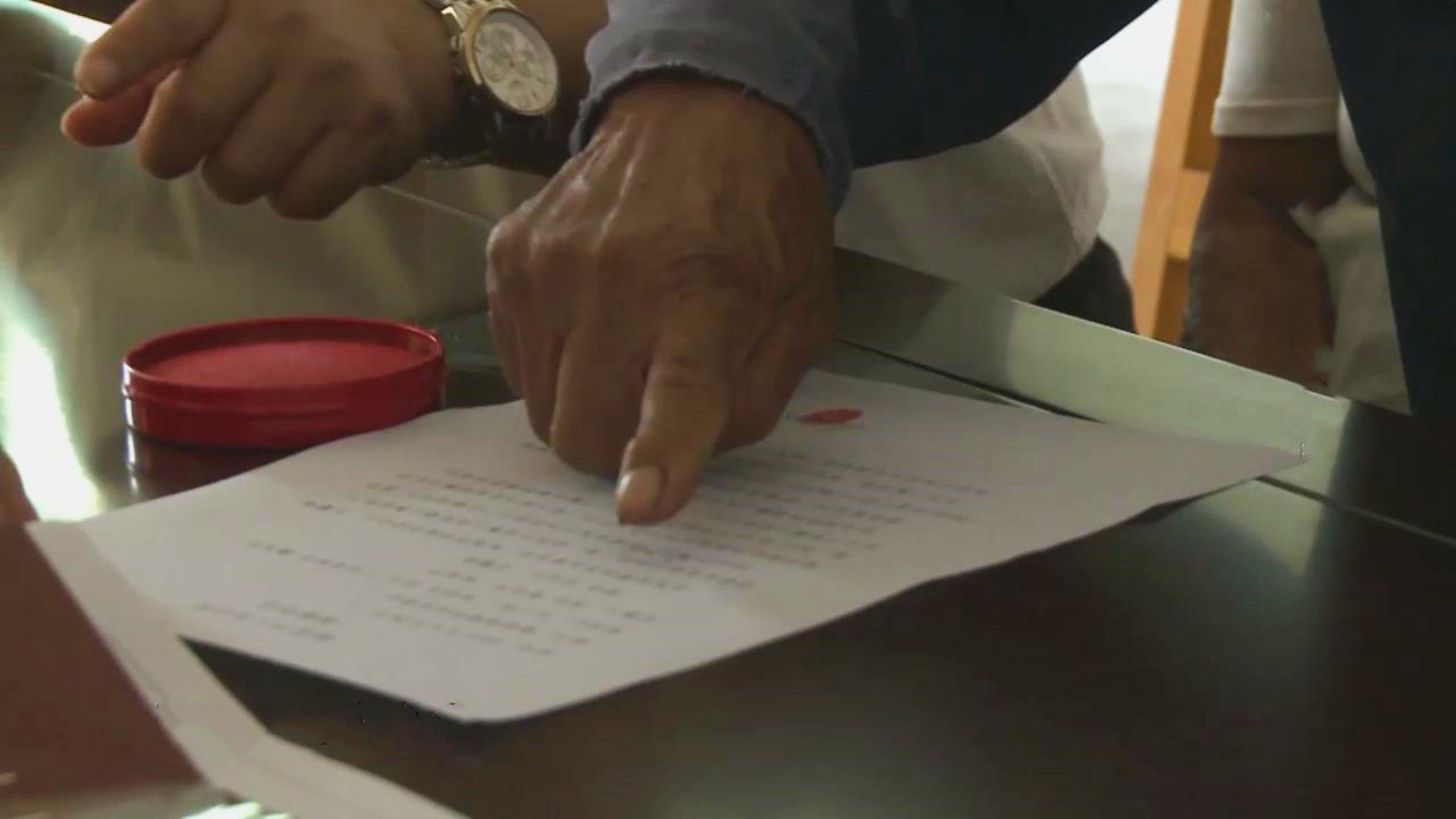 76岁老汉有4个女儿，却要签下认识1个月的男人，给自己当儿子养老