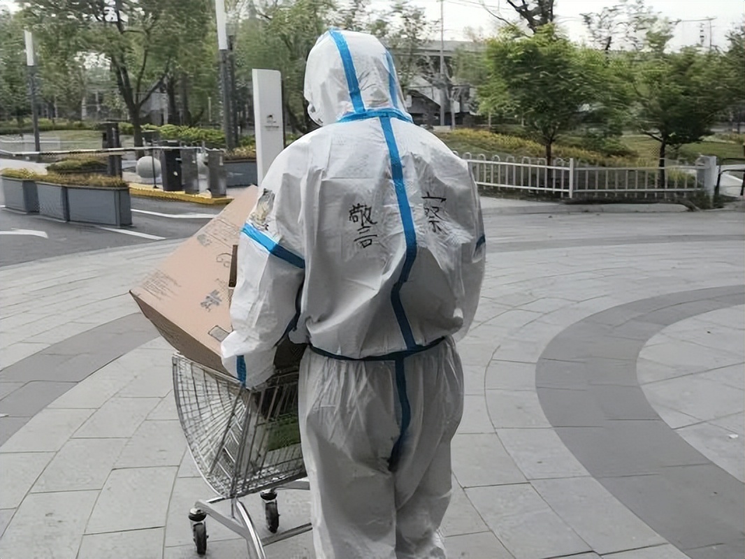 社区慰问抗击疫情志愿者,社区志愿者疫情防控巡逻