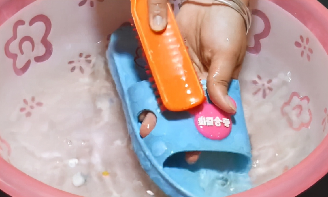 不管凉拖鞋多旧多脏教你一招,刷拖鞋用什么能把拖鞋刷干净
