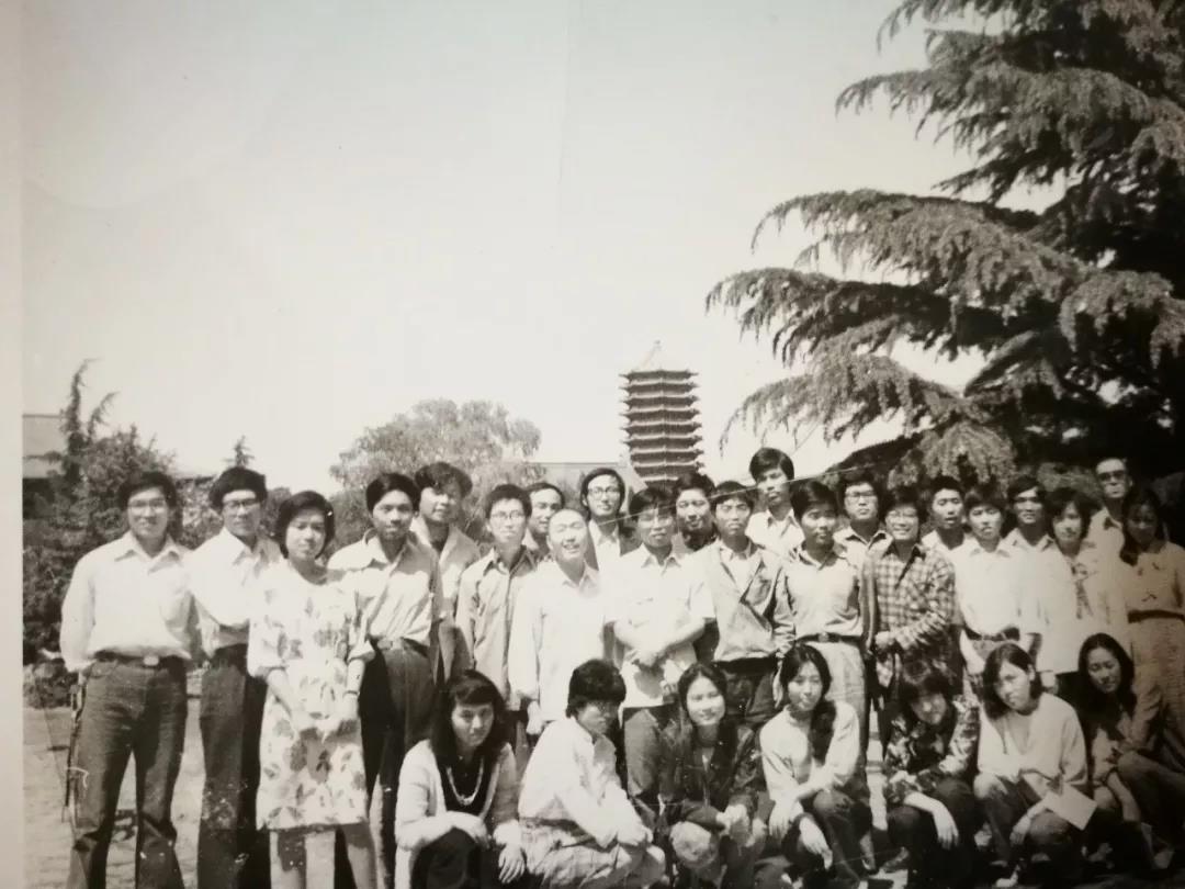 当年“小平您好”4字横幅：横幅用的是床单，笔用的是抹布