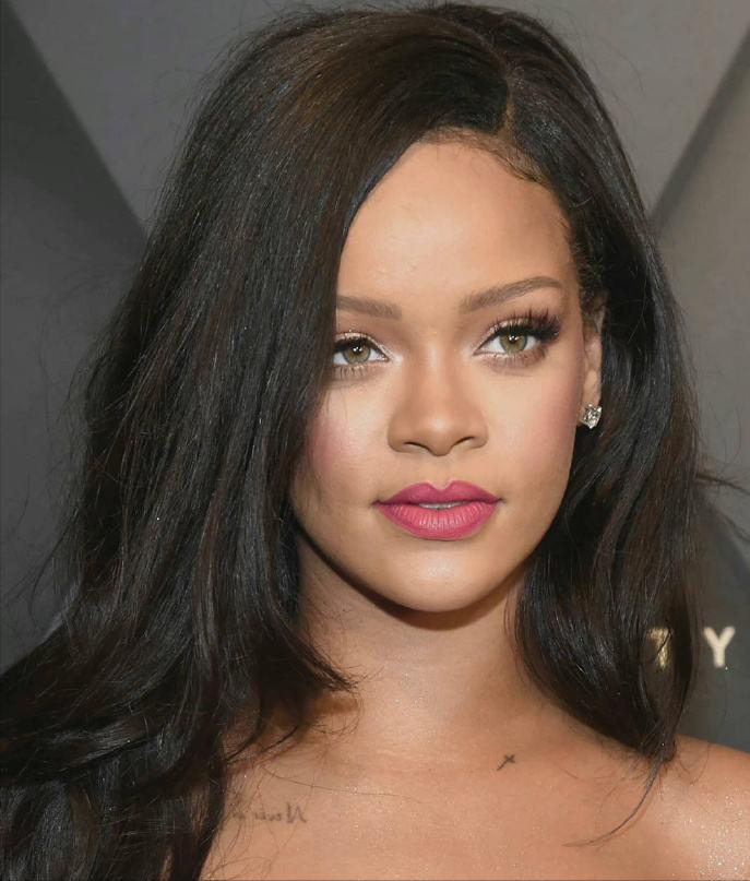 从小岛贫穷少女到国家英雄、全球最富有的女歌手，蕾哈娜的成长史