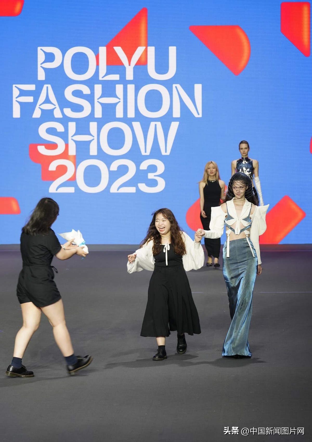 香港理工大学学生时装设计秀呈现缤纷色彩