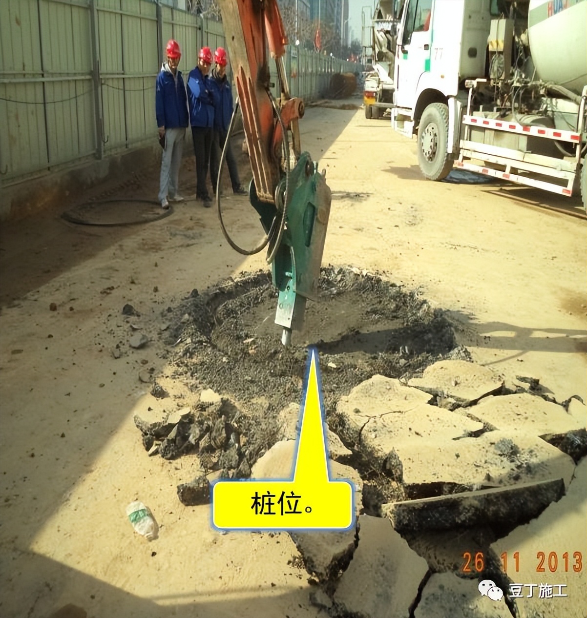 打桩过程中出现塌孔怎么处理,下钢筋笼声测管掉在桩孔里怎么办