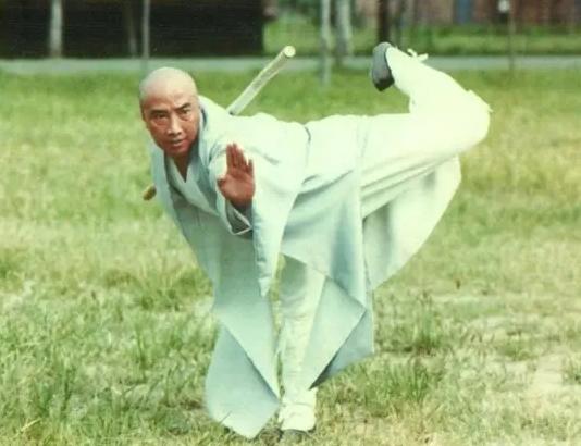 1982年的少林寺中于海演的是谁,新少林寺方丈扮演者于海还活着吗