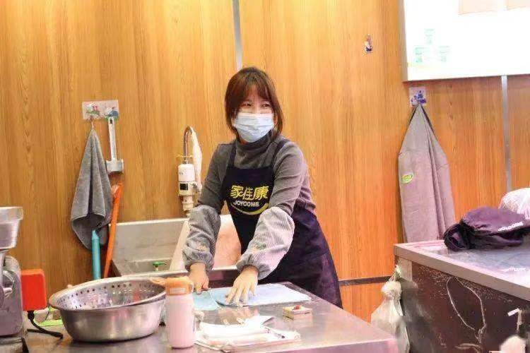 带女儿菲儿送外卖央视,安徽穷小子带女儿一起送外卖