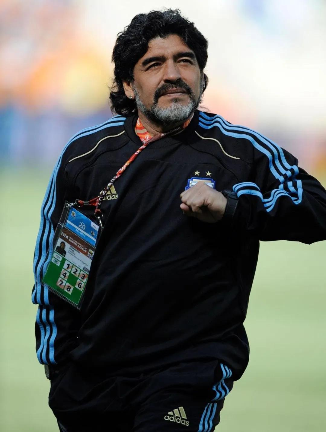 上帝在俯看他所热爱的足球