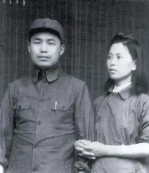 1973年，尤太忠给老政委*小平邓**送烟，*小平邓**拿到烟说了什么？