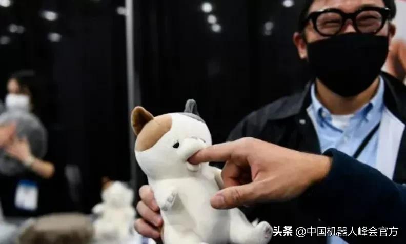 日本机器人，拥有十二种“吮吸”模式，比毛绒玩具更让人开心