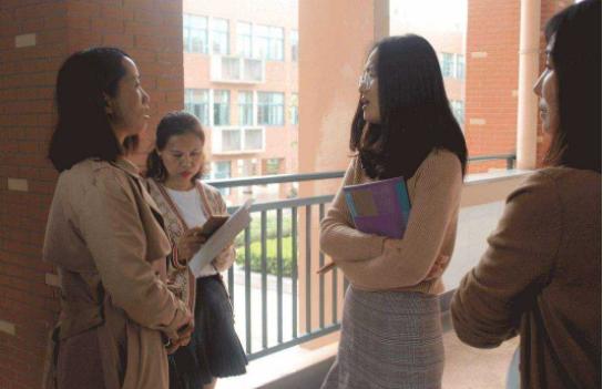 女教师穿2万多的大衣被举报,教师穿两万衣服上课被举报