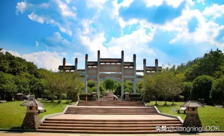 南京江宁大学城半程马拉松第一名,江宁大学城马拉松比赛照片