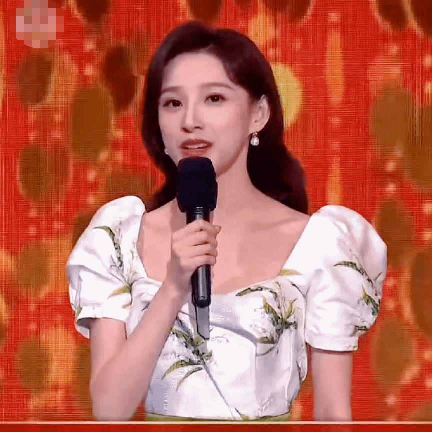 马凡舒首次主持春晚惊艳全网：让自己变好，是解决一切问题的关键