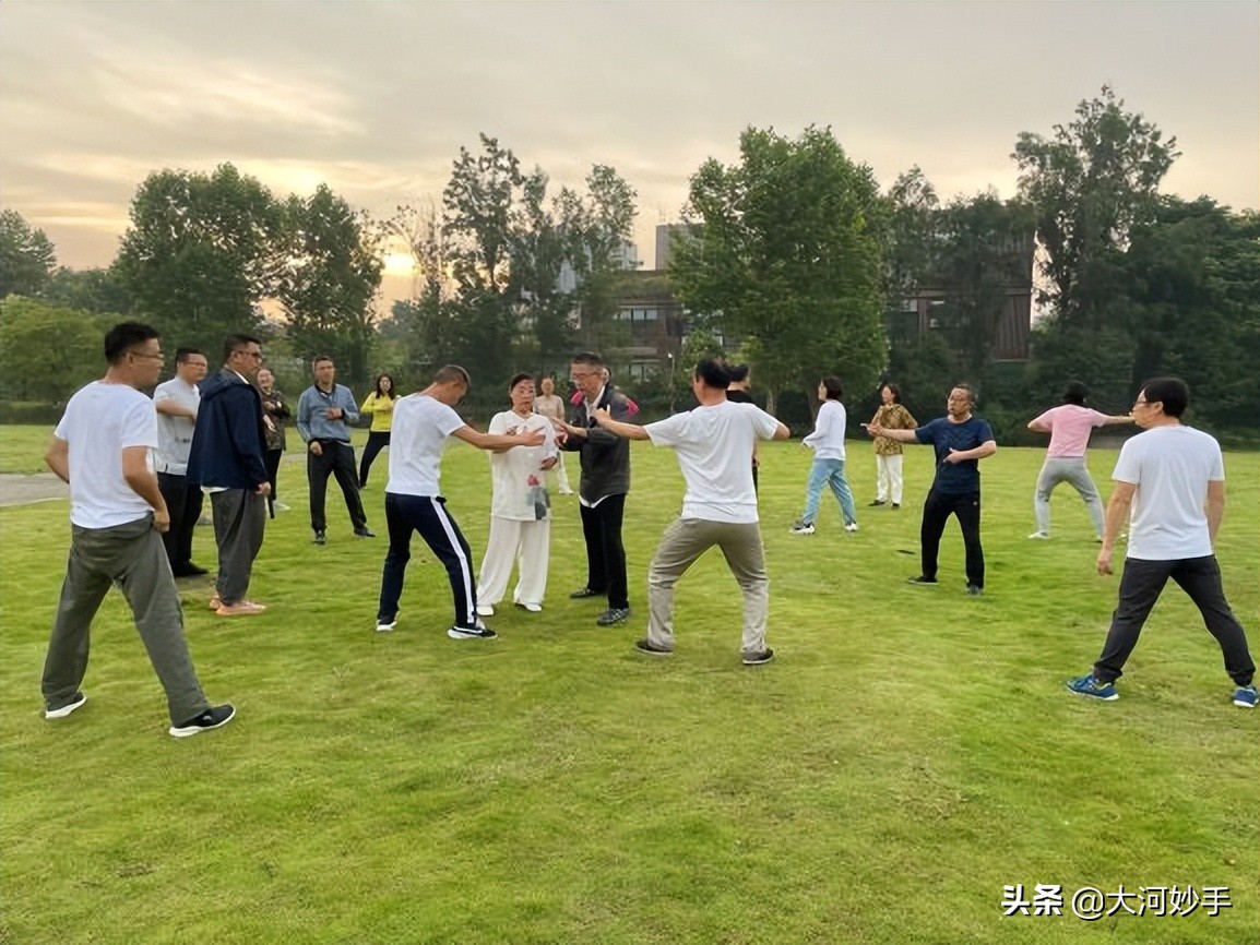 邪门歪道怎么破？让身体充满辟邪的力量，八段锦养生抓住了根本