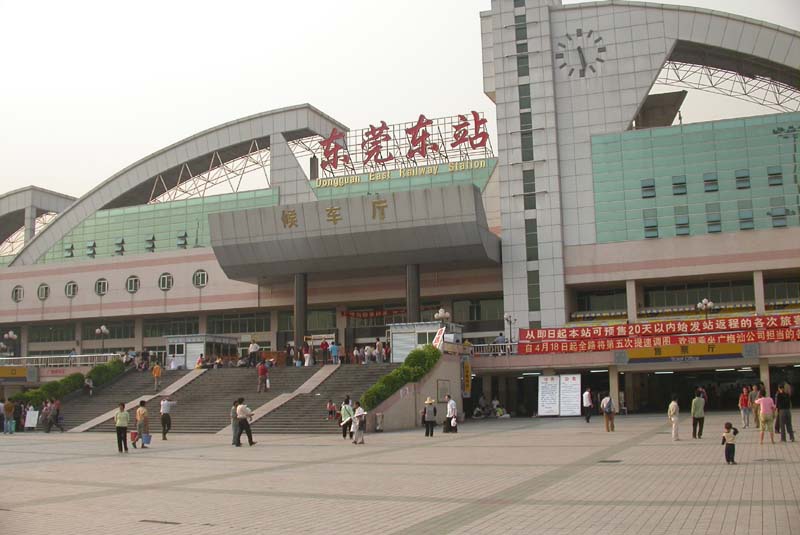 我，大学毕业5年，在餐厅当服务员，月薪2500，成了全村人的笑柄