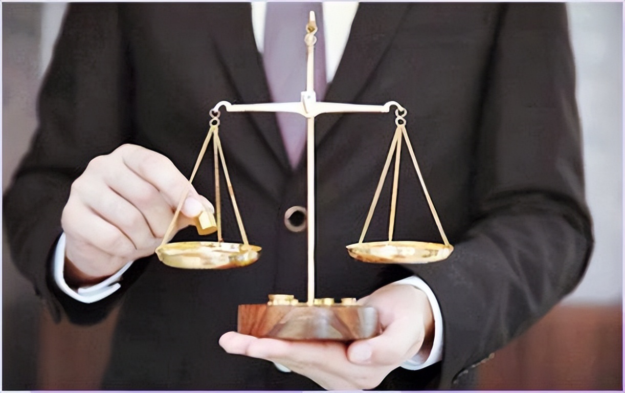 广东男子拍妻子*腥偷**视频发到群里，致妻子自杀，法院：不构成违法