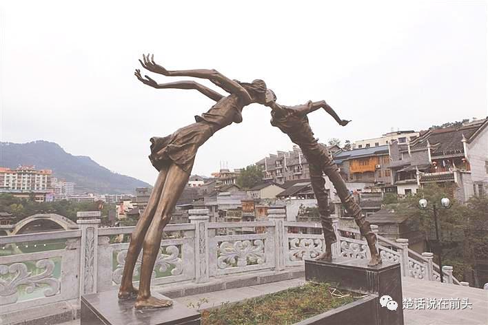 去凤凰感受沈从文笔下的古城,去凤凰古城可品尝到哪种美食