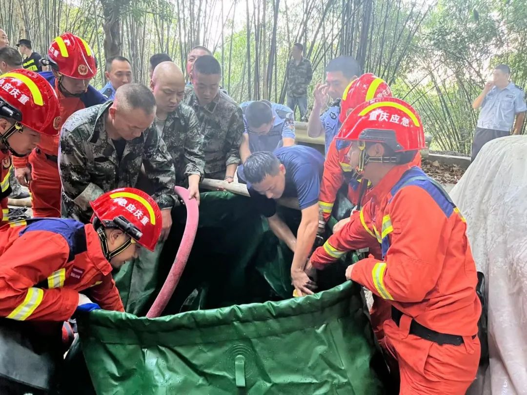 四川山火救援灭火,四川消防24小时把守防止山火复燃