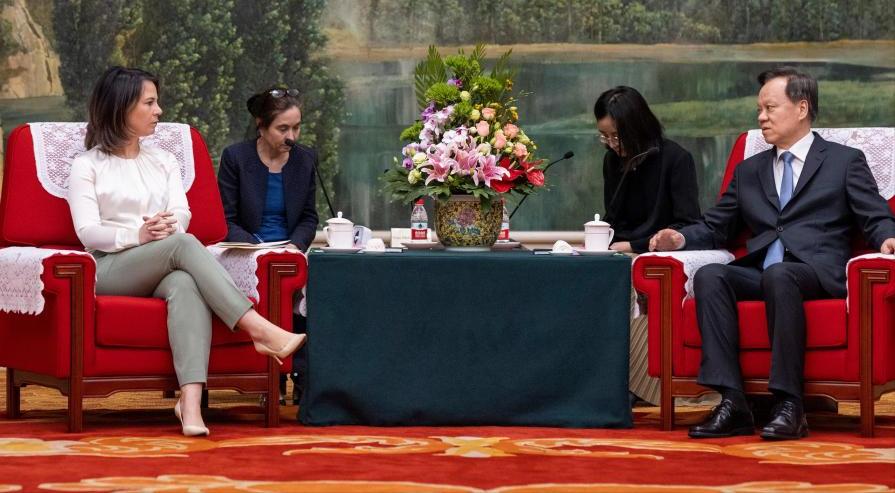 尹锡悦会见内塔尼亚胡,尹锡悦在北约和拜登握手视频