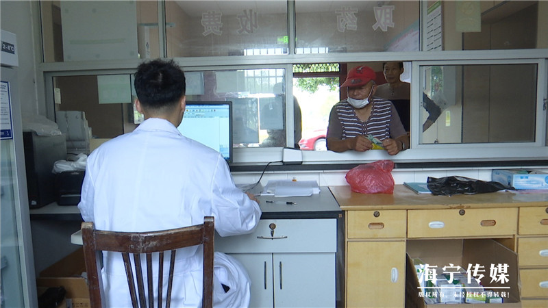 是医生也是护士,做收费员也做采购员海宁95后小伙大家都夸好!