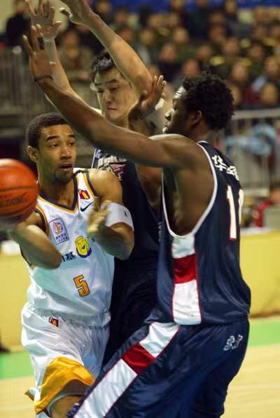 cba篮球争议判罚大合集,因裁判判罚不公退出足坛的球队