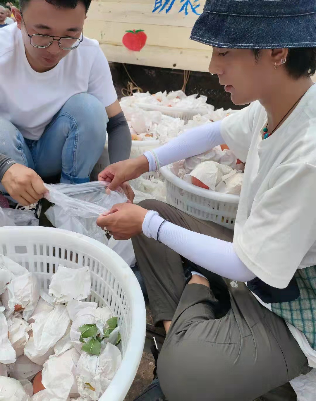 王冰冰丁真街头卖桃，席地而坐汗直流，每人限购五个两小时全卖光