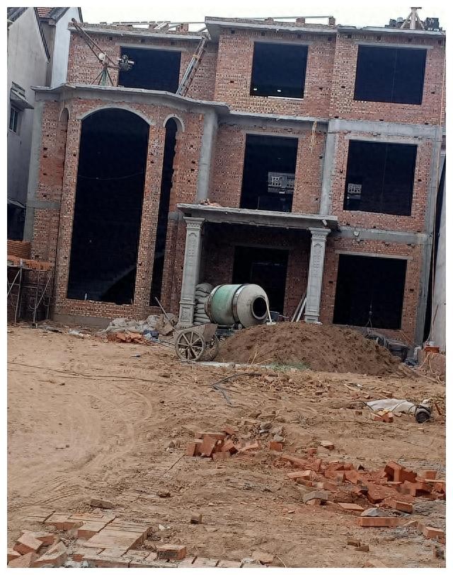 农村建房从墙上摔下来受伤谁负责,农村建房工人自己跌落怎么赔偿