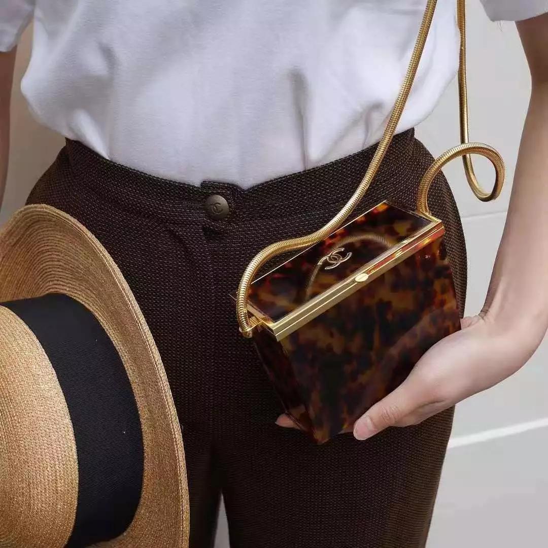 看完了Chanel富贵儿玳瑁，我默默放下了手中的皮质金链...