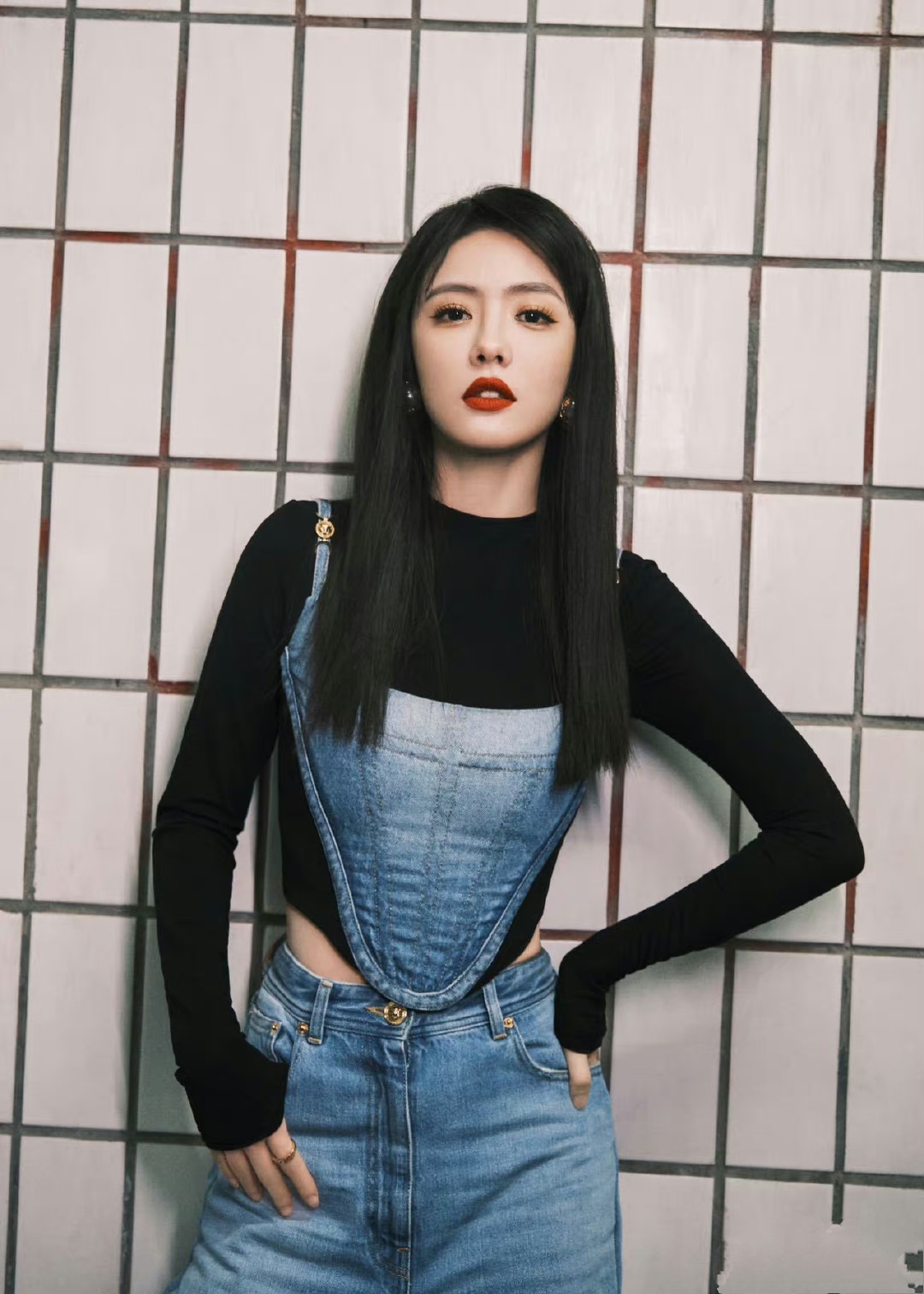 蔡文静黑色短袖上衣,蔡文静同款衣服牛仔背心