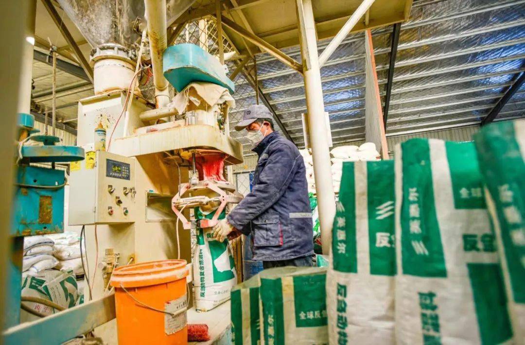 大叔创业亏百万靠帮人省钱逆袭,大叔坚持养殖创业4年