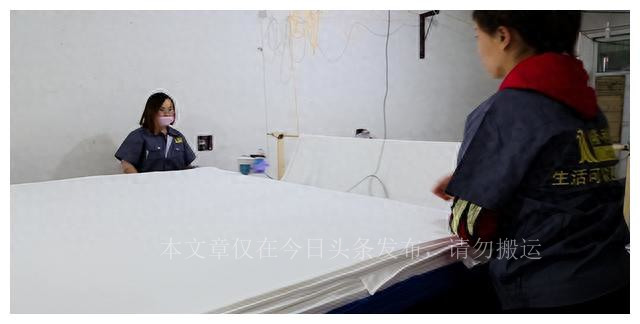 卖毛巾摆地摊小伙子,摆地摊卖抹布的小伙子被收保护费