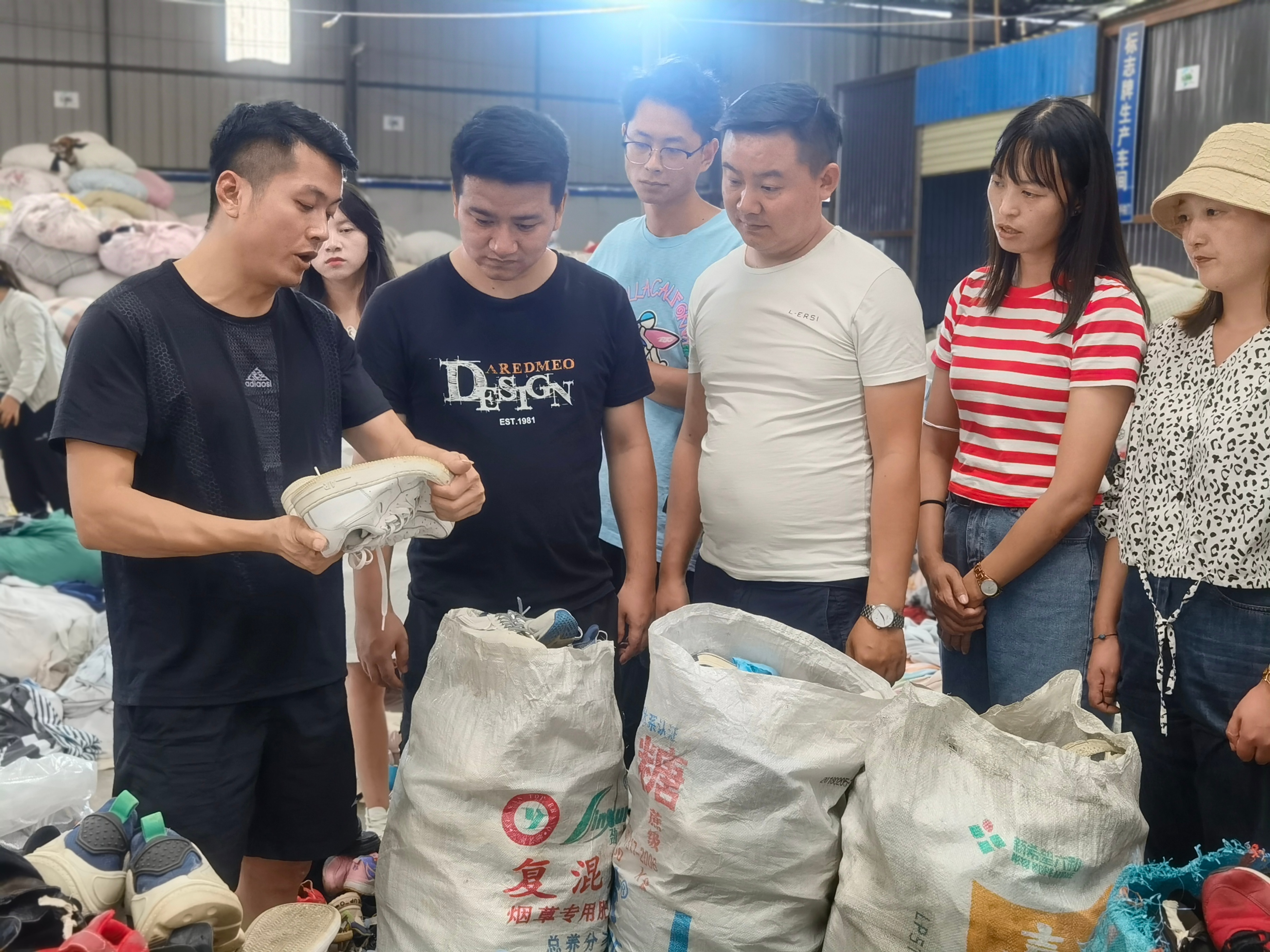 目前做旧衣服回收还有前景吗,现在有多少人在做旧衣服回收