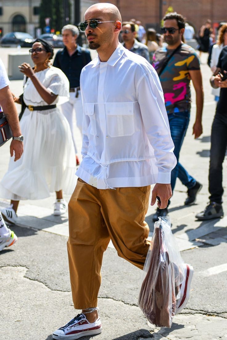 时尚飘逸的阔腿裤搭配气质衬衫,印花古巴衬衫搭配卡其色阔腿裤