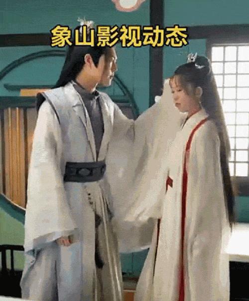 富婆为圆明星梦出资找小鲜肉演情侣？开机时男主一脸“生无可恋”