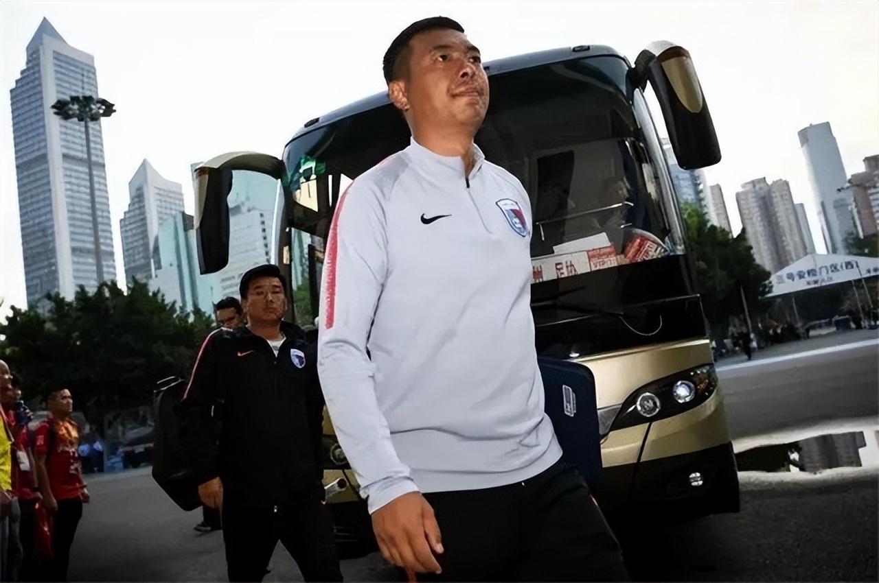 徐亮：中超任意球高手却被赵本山点名训斥，娶三任妻子如今成网红