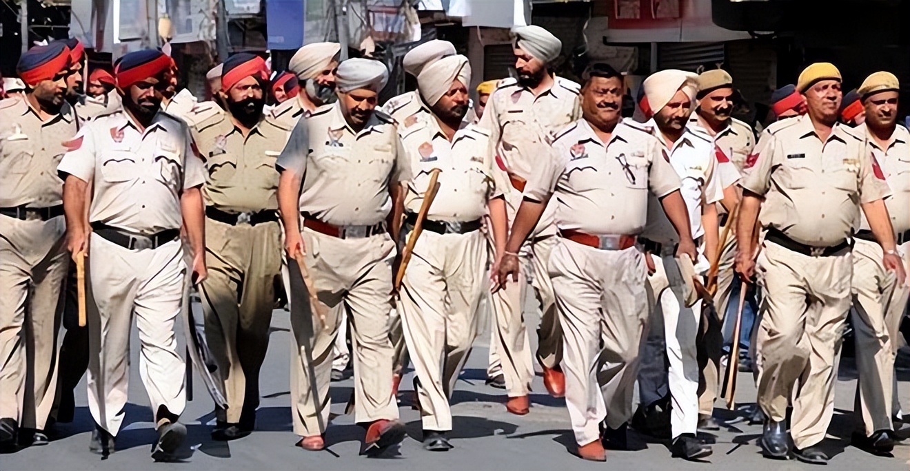 下水道藏2亿现金，豪宅中美女成群，印度军官是如何“挣钱”的？