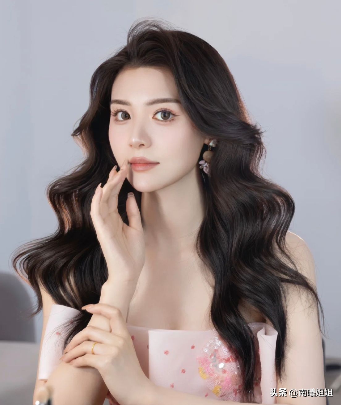 矮脸圆脸颧骨高适合扎发还是披发,如何判断扎发好看还是披发好看